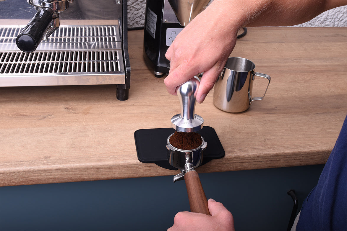 tamper mit with tamper and portafilter. barista tools by joefrex