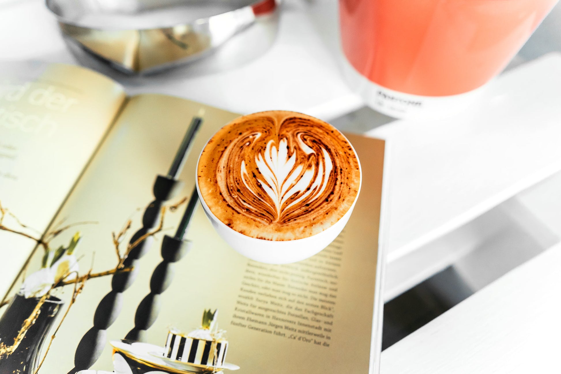 Latte Crema Art in Porcelain Cappuccino Cup